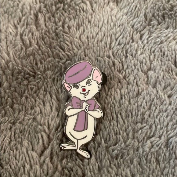 2014 Disney Pin Miss Bianca Rescuers& Down Under Pink Hat and Scarf Mouse - Picture 1 of 2